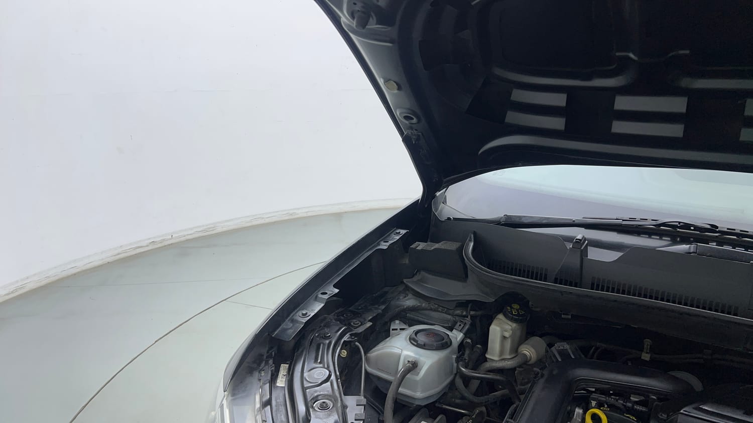 Used 2022 Volkswagen Taigun Highline 1.0 TSI MT Petrol Manual engine ENGINE RIGHT SIDE HINGE & APRON VIEW