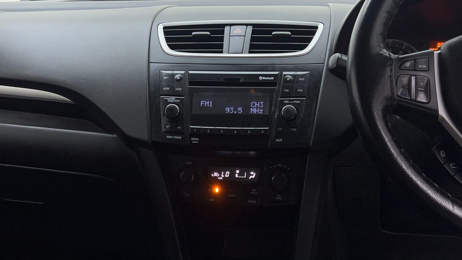 Used 2015 Maruti Suzuki Swift ZXi Petrol Manual interior MUSIC SYSTEM & AC CONTROL VIEW