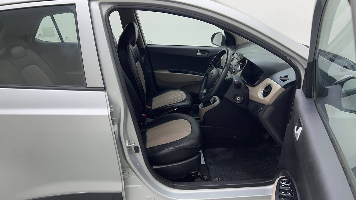 Used 2017 Hyundai Grand i10 Sportz 1.2 Kappa VTVT Petrol Manual interior RIGHT SIDE FRONT DOOR CABIN VIEW