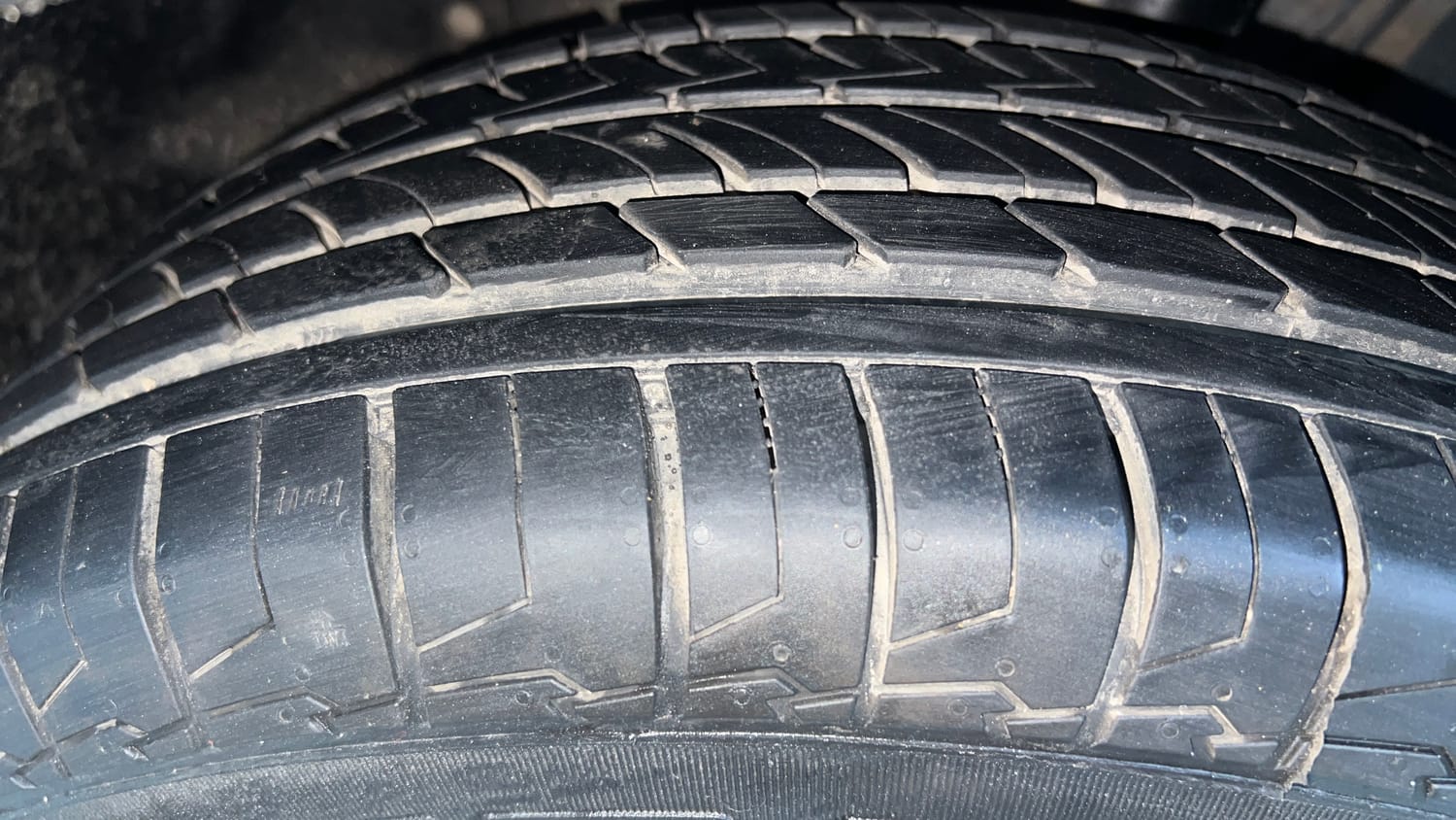 Used 2022 Volkswagen Taigun Highline 1.0 TSI MT Petrol Manual tyres LEFT FRONT TYRE TREAD VIEW