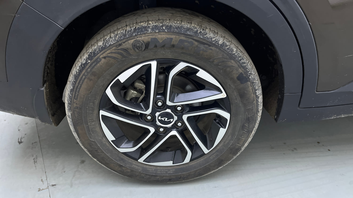 Used 2022 Kia Carens Prestige Plus 1.5 Diesel MT 7 STR Diesel Manual tyres RIGHT REAR TYRE RIM VIEW