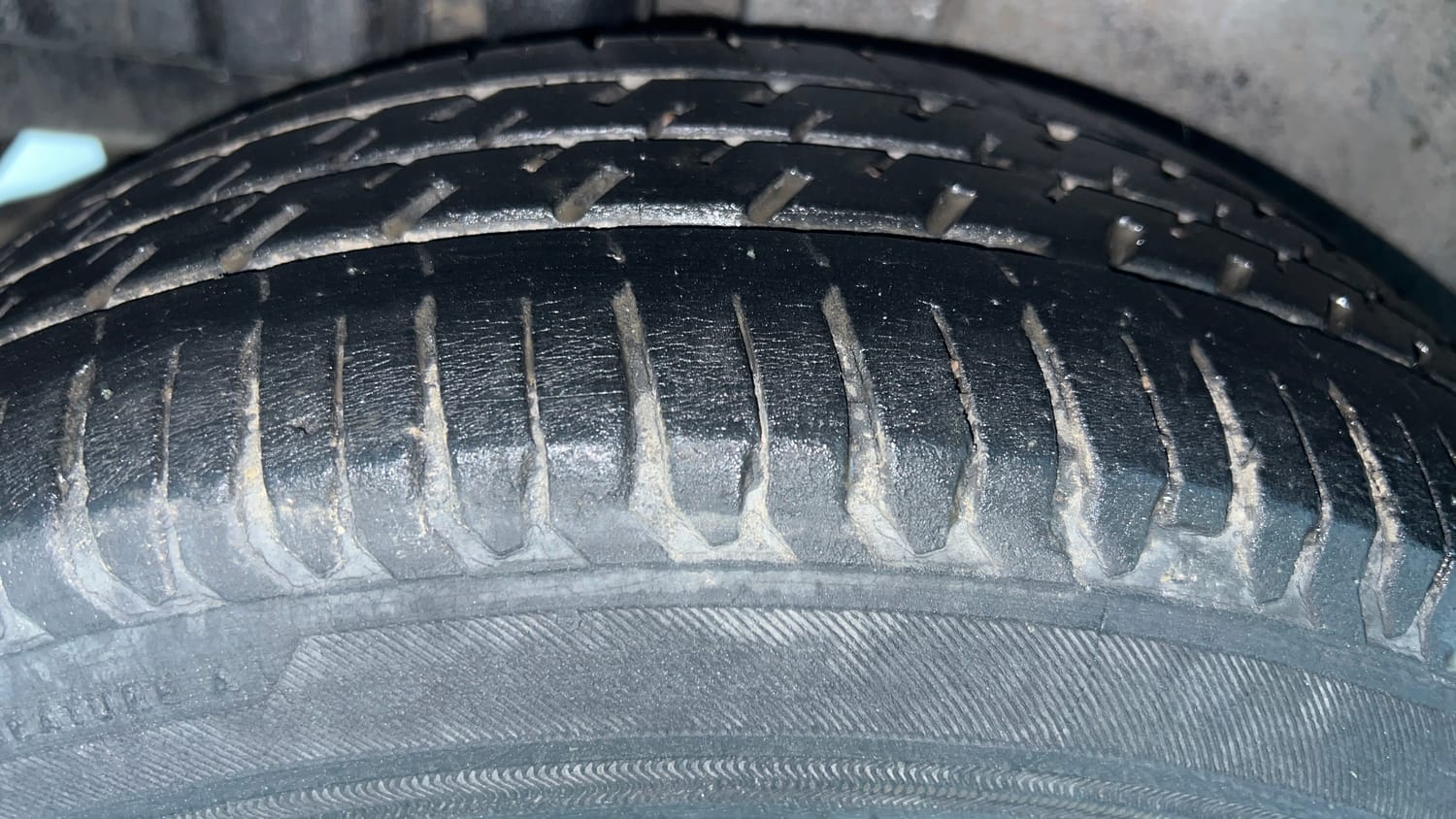 Used 2014 Maruti Suzuki Swift ZXi Petrol Manual tyres RIGHT REAR TYRE TREAD VIEW