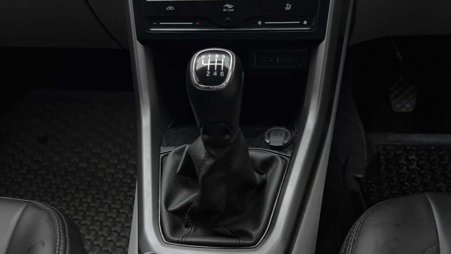 Used 2023 Skoda Kushaq Ambition 1.0L TSI MT Petrol Manual interior GEAR  KNOB VIEW