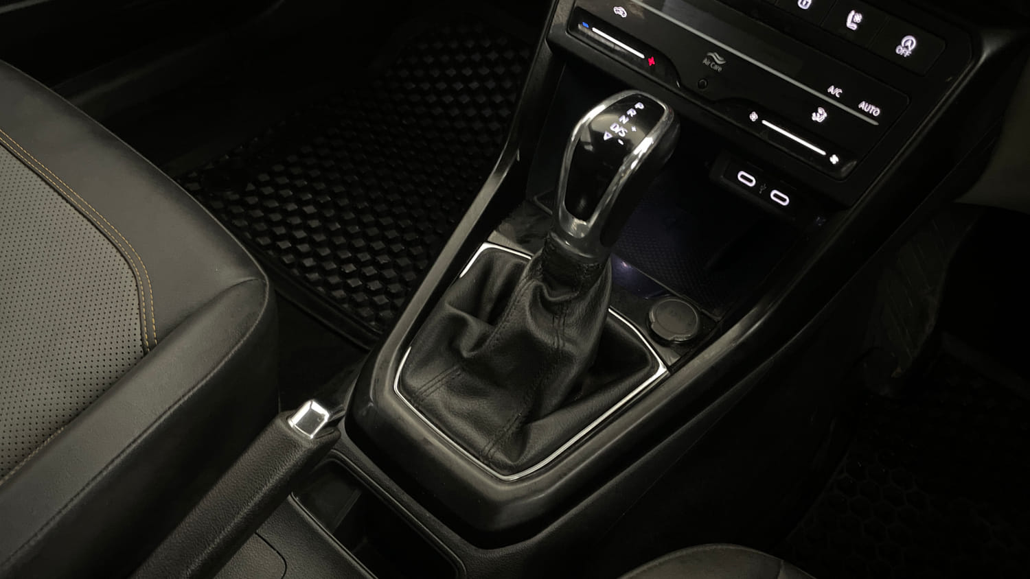 Used 2024 Skoda Kushaq Style 1.0L TSI AT Petrol Automatic interior GEAR  KNOB VIEW