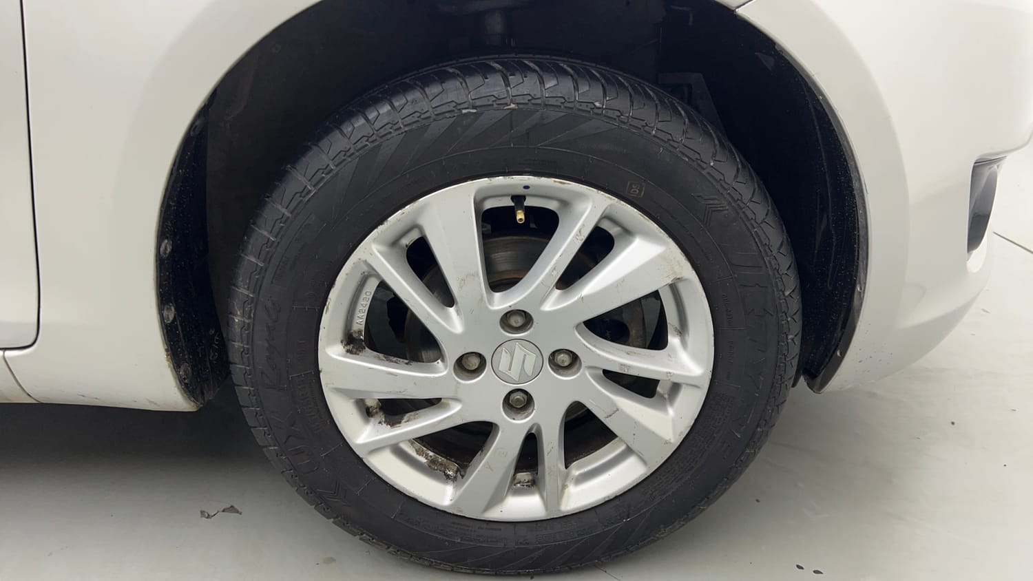 Used 2014 Maruti Suzuki Swift ZXi Petrol Manual tyres RIGHT FRONT TYRE RIM VIEW