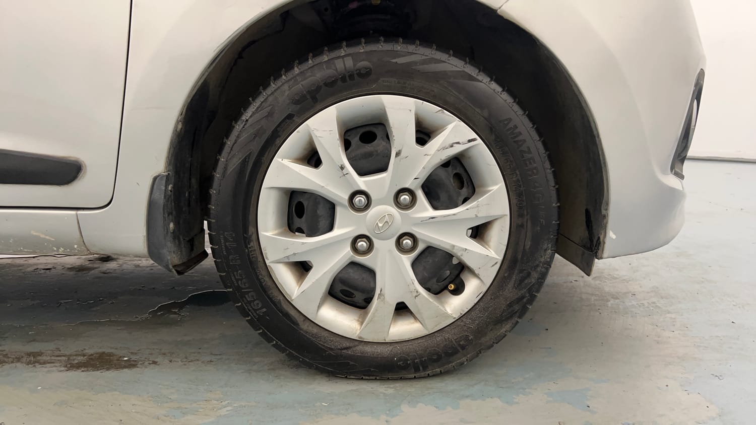 Used 2015 Hyundai Grand i10 Magna 1.2 Kappa VTVT Petrol Manual tyres RIGHT FRONT TYRE RIM VIEW