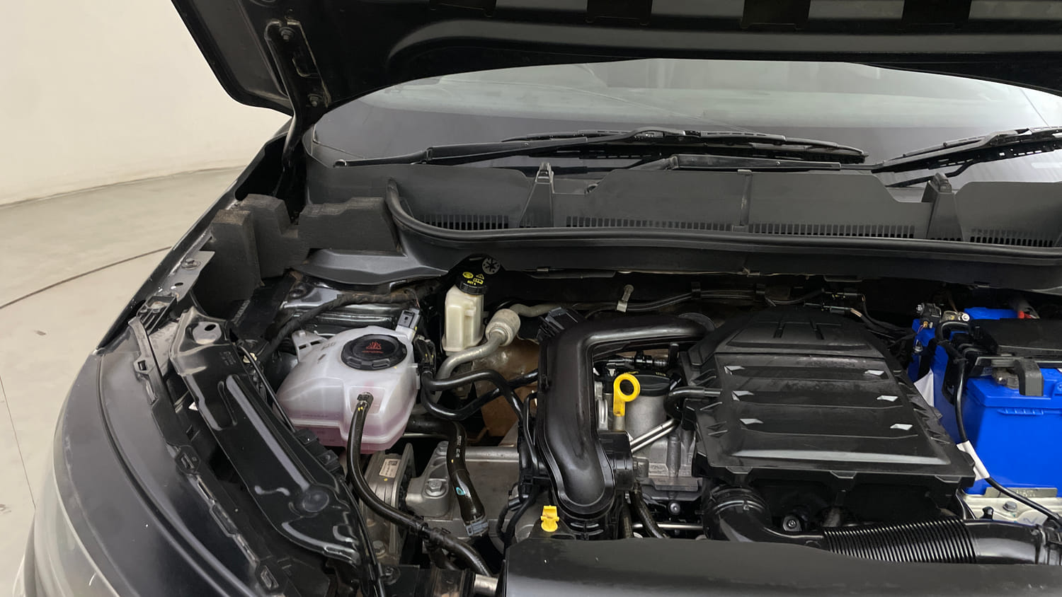 Used 2024 Skoda Kushaq Style 1.0L TSI AT Petrol Automatic engine ENGINE RIGHT SIDE HINGE & APRON VIEW