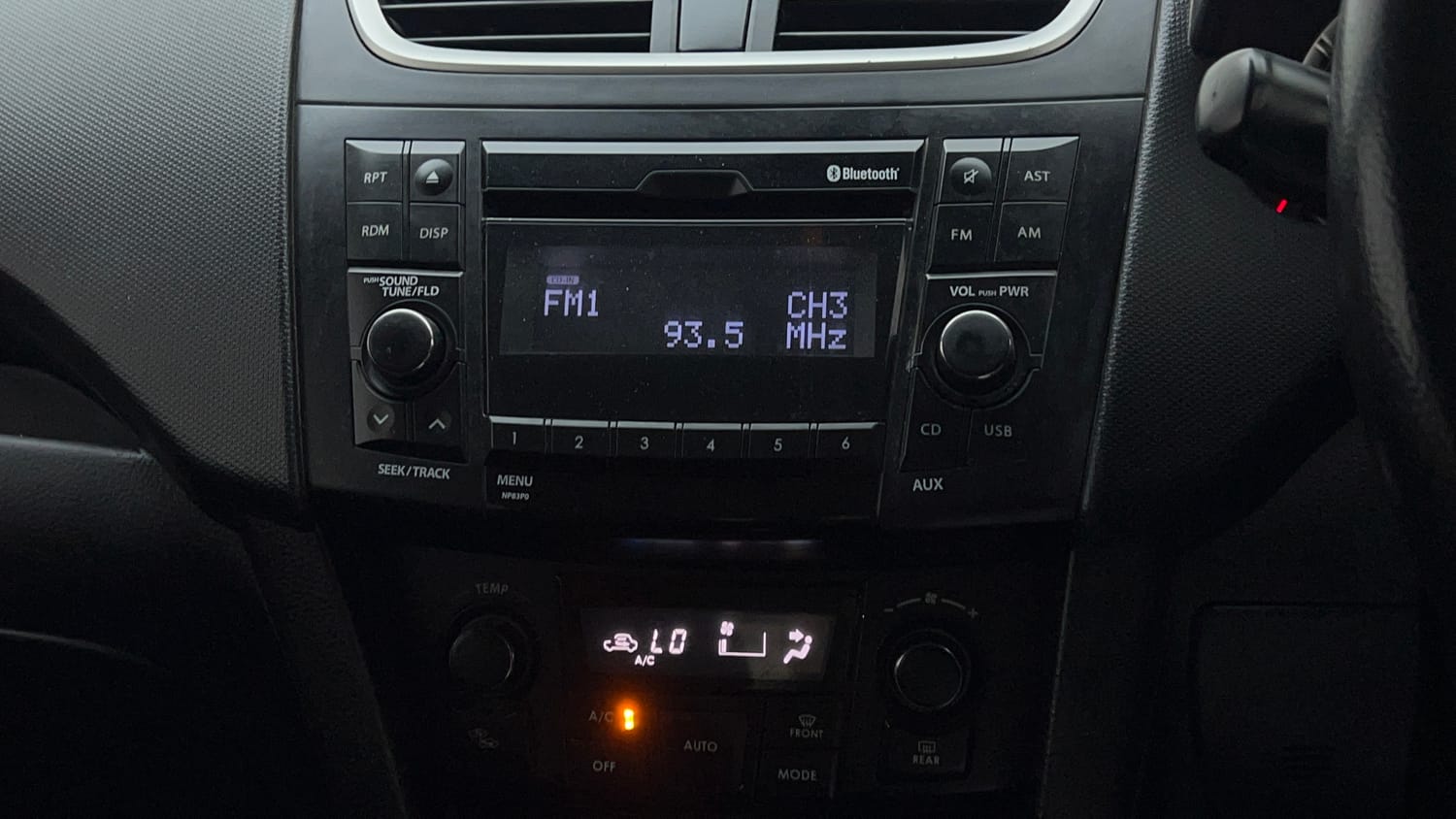 Used 2015 Maruti Suzuki Swift ZXi Petrol Manual top_features Integrated (in-dash) music system