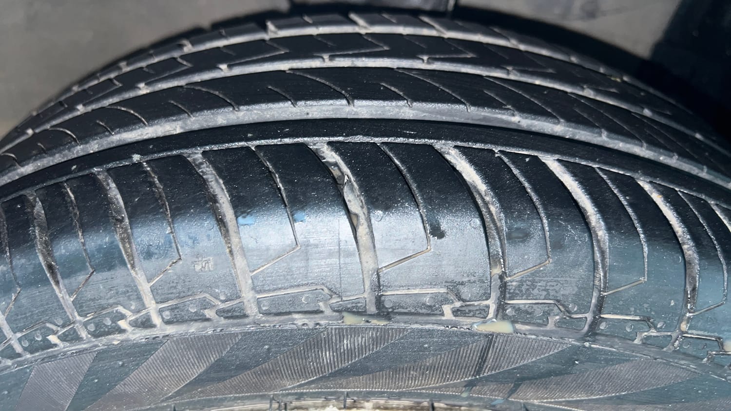 Used 2014 Maruti Suzuki Swift ZXi Petrol Manual tyres RIGHT FRONT TYRE TREAD VIEW