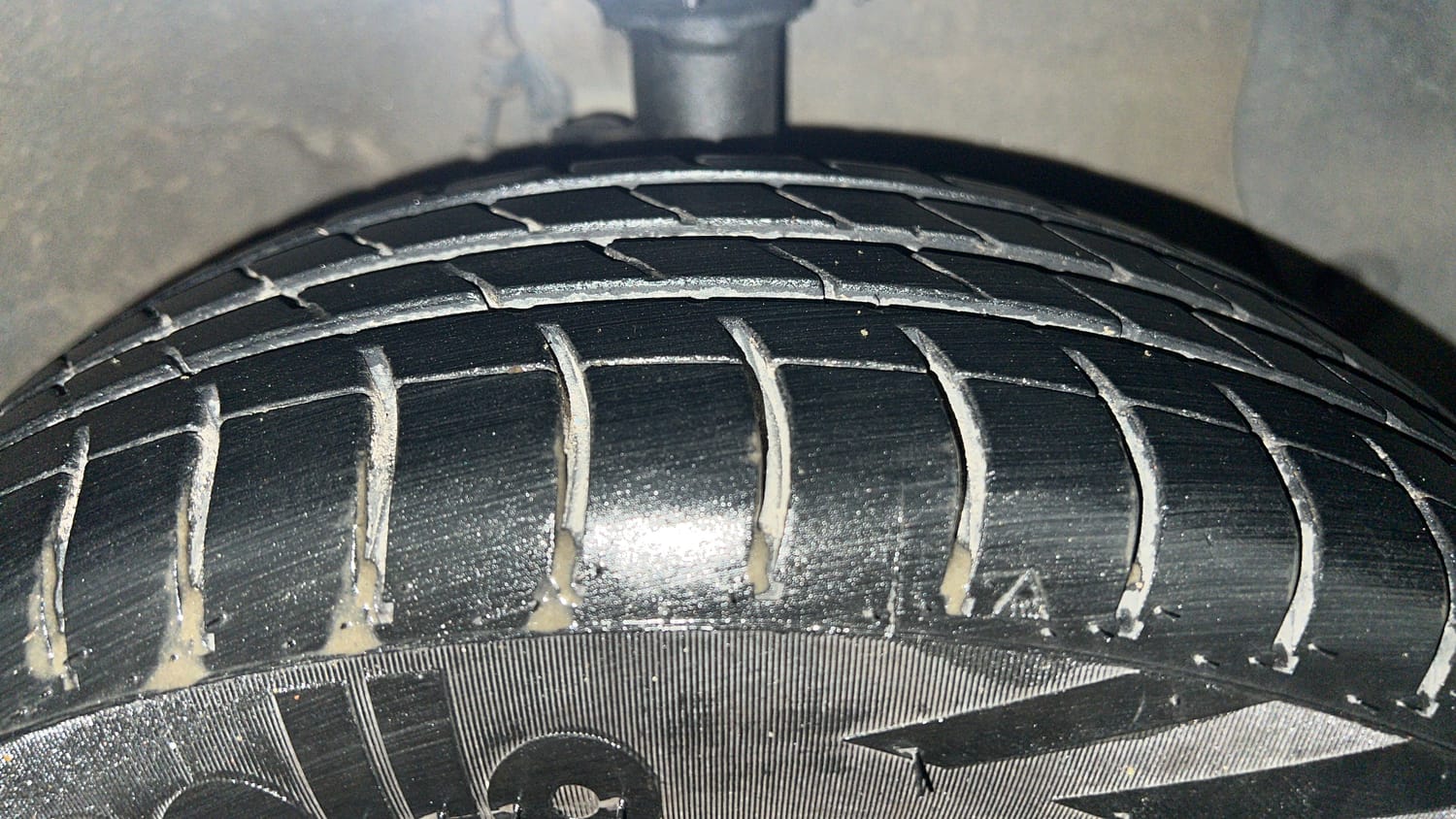 Used 2015 Hyundai Grand i10 Magna 1.2 Kappa VTVT Petrol Manual tyres RIGHT FRONT TYRE TREAD VIEW