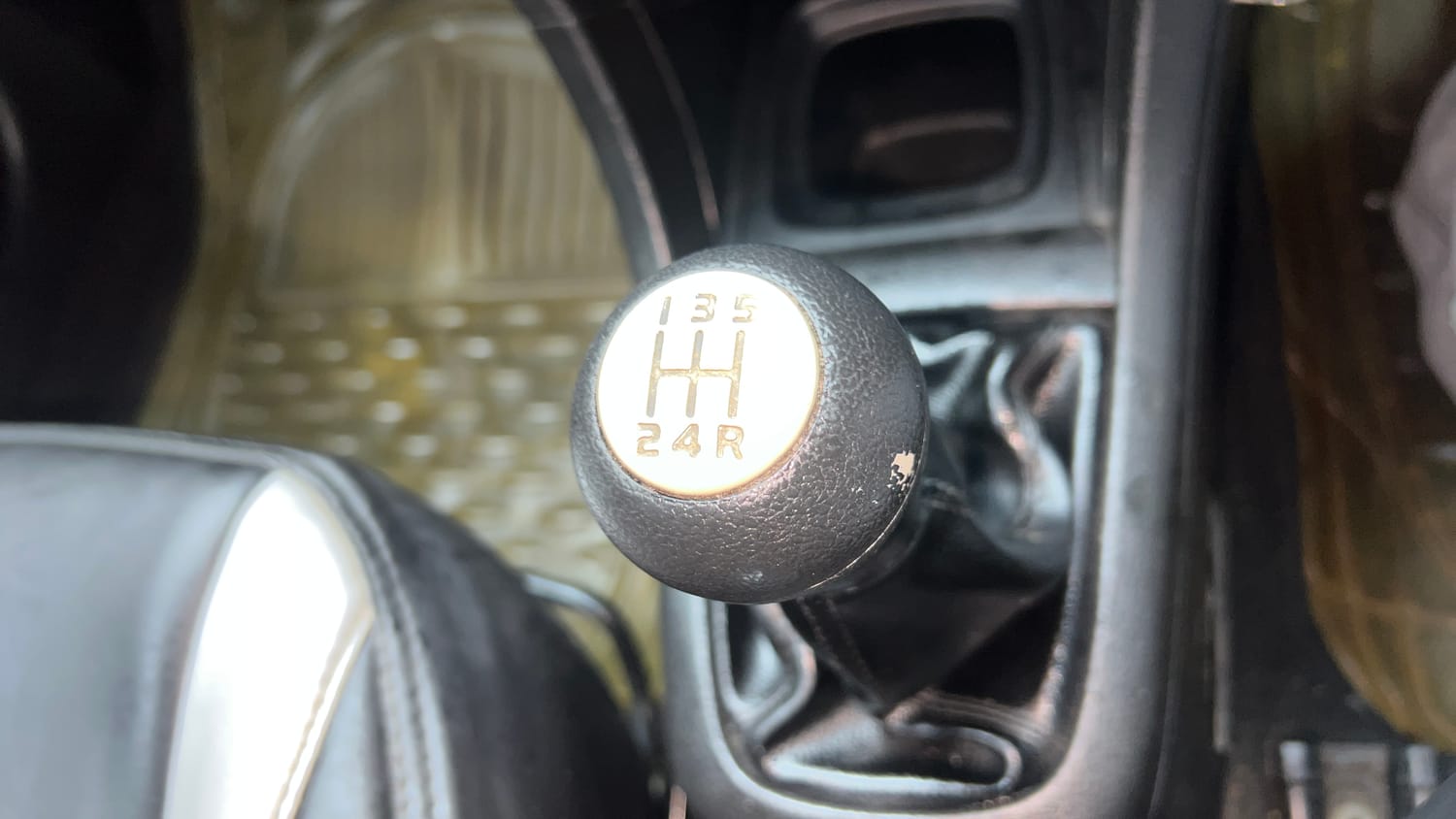 Used 2014 Maruti Suzuki Swift ZXi Petrol Manual interior GEAR  KNOB VIEW