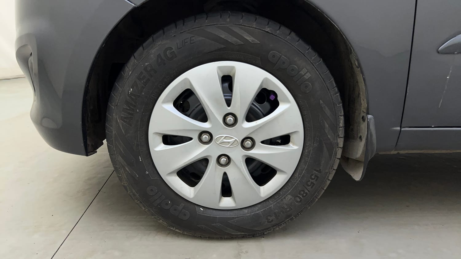 Used 2013 Hyundai i10 Sportz 1.2 Kappa2 Petrol Manual tyres LEFT FRONT TYRE RIM VIEW