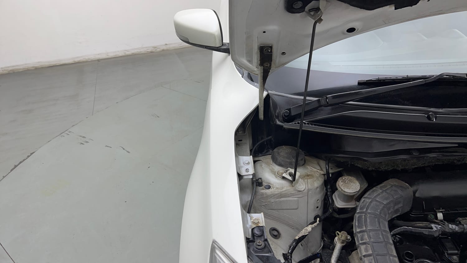 Used 2023 Maruti Suzuki Swift VXi Petrol Manual engine ENGINE RIGHT SIDE HINGE & APRON VIEW