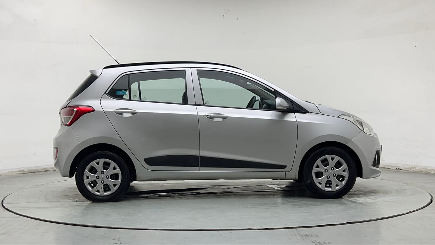 Used 2017 Hyundai Grand i10 Sportz 1.2 Kappa VTVT Petrol Manual exterior RIGHT SIDE VIEW