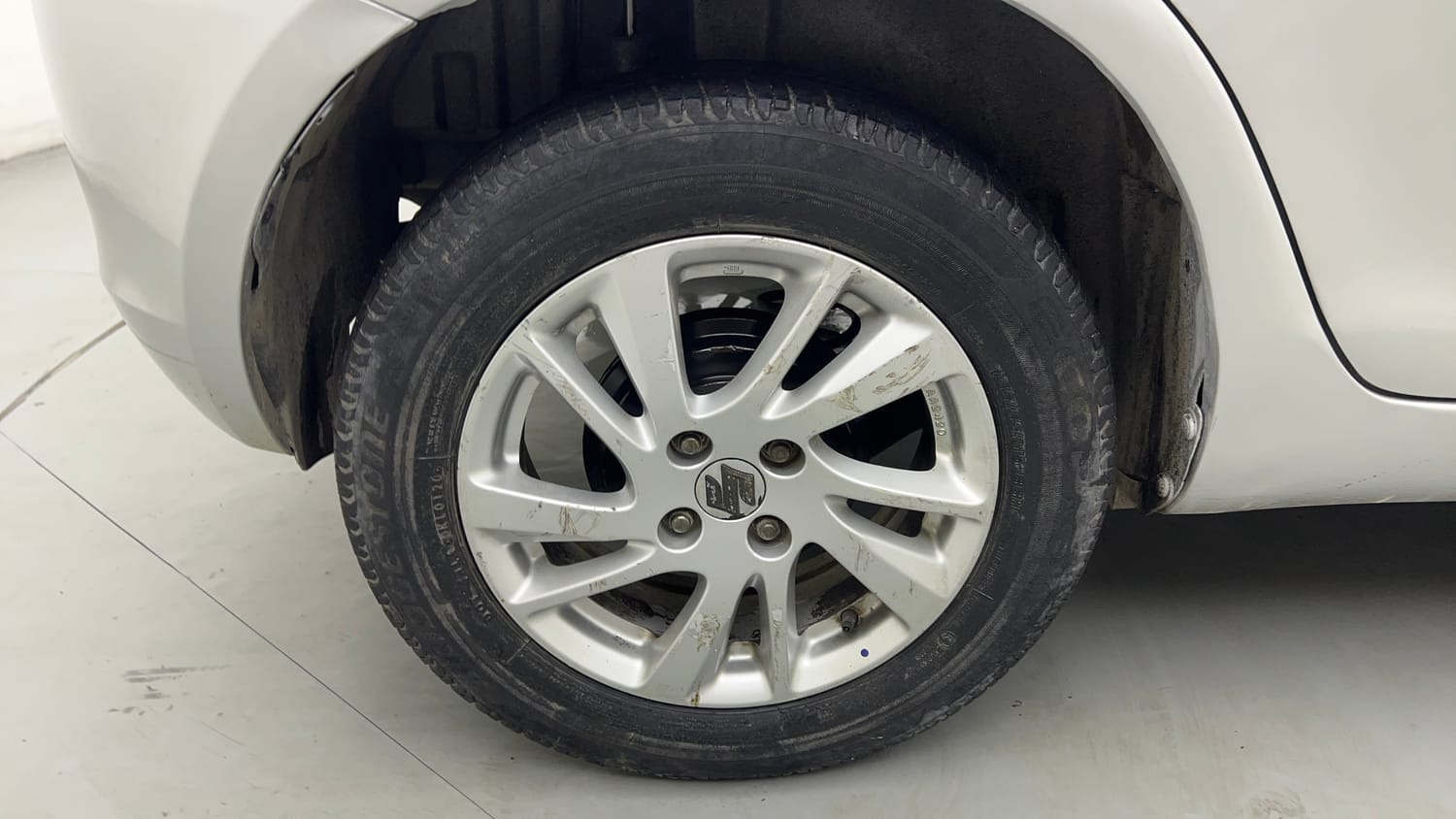 Used 2014 Maruti Suzuki Swift ZXi Petrol Manual tyres RIGHT REAR TYRE RIM VIEW
