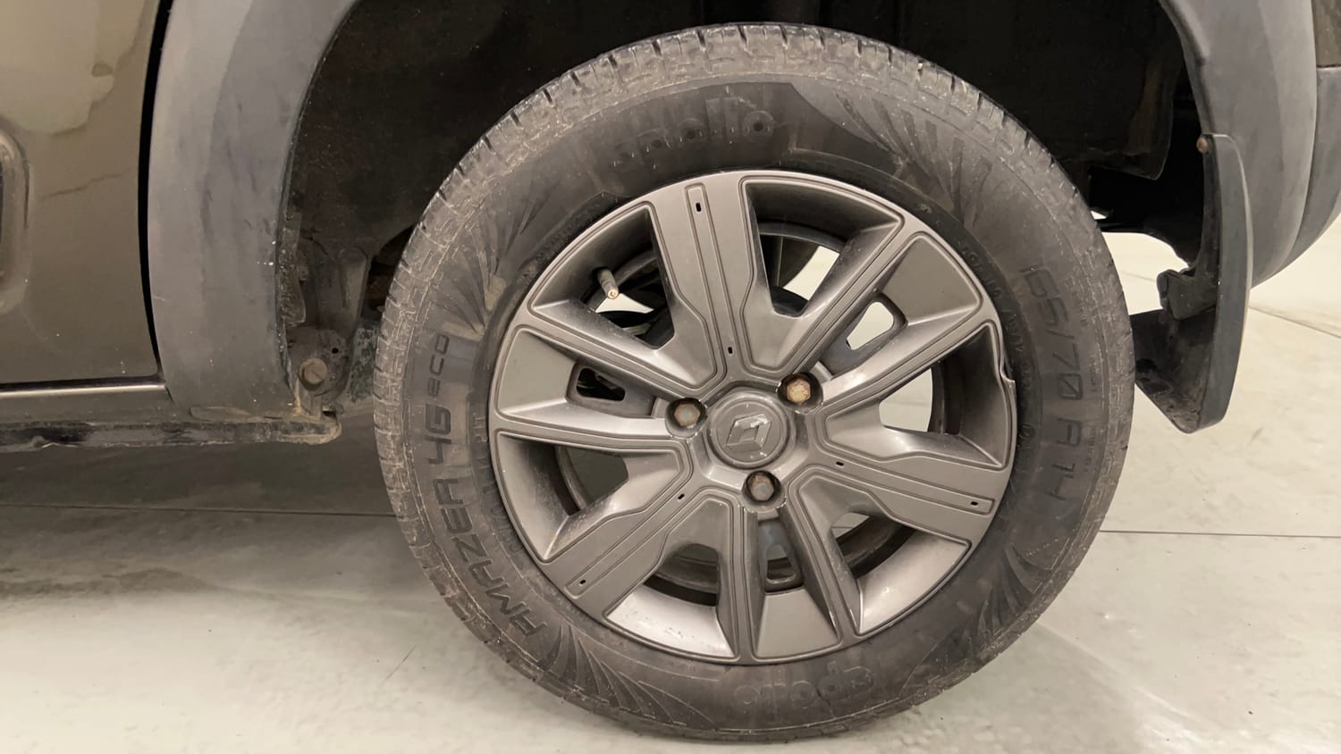 Used 2021 Renault Kwid CLIMBER 1.0 (O) Petrol Manual tyres LEFT REAR TYRE RIM VIEW