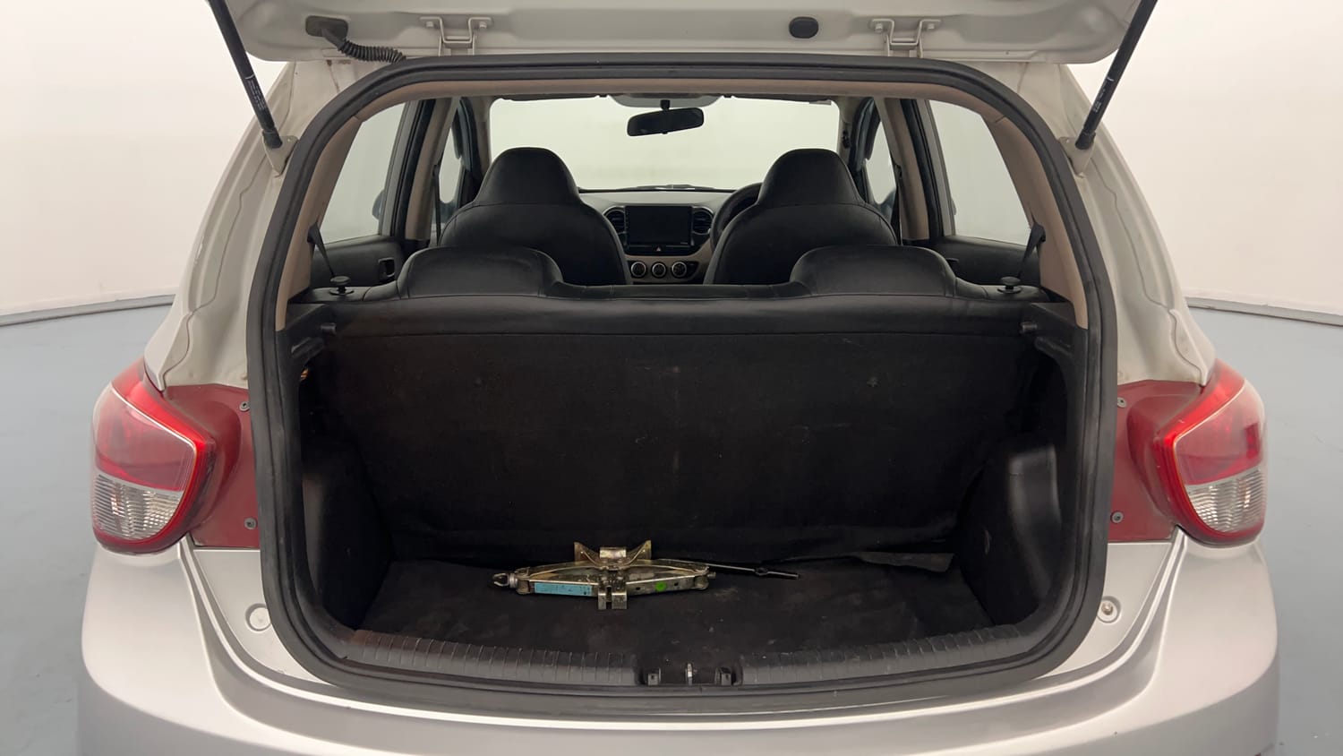 Used 2015 Hyundai Grand i10 Magna 1.2 Kappa VTVT Petrol Manual interior DICKY INSIDE VIEW