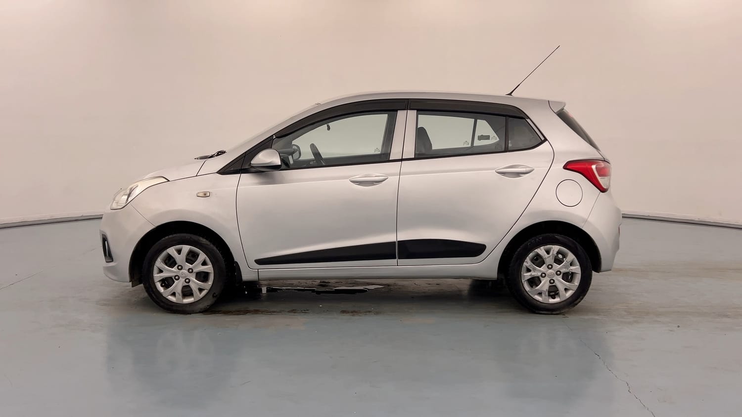 Used 2015 Hyundai Grand i10 Magna 1.2 Kappa VTVT Petrol Manual exterior LEFT SIDE VIEW