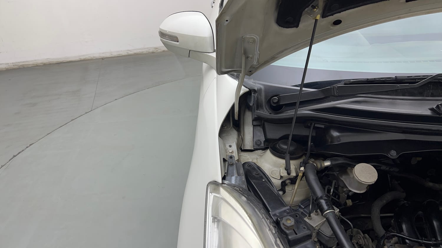 Used 2015 Maruti Suzuki Swift ZXi Petrol Manual engine ENGINE RIGHT SIDE HINGE & APRON VIEW