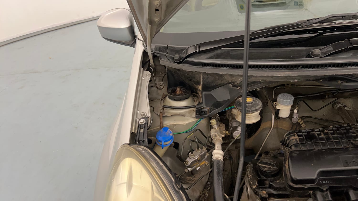 Used 2014 Honda Amaze 1.2 EX i-VTEC Petrol Manual engine ENGINE RIGHT SIDE HINGE & APRON VIEW