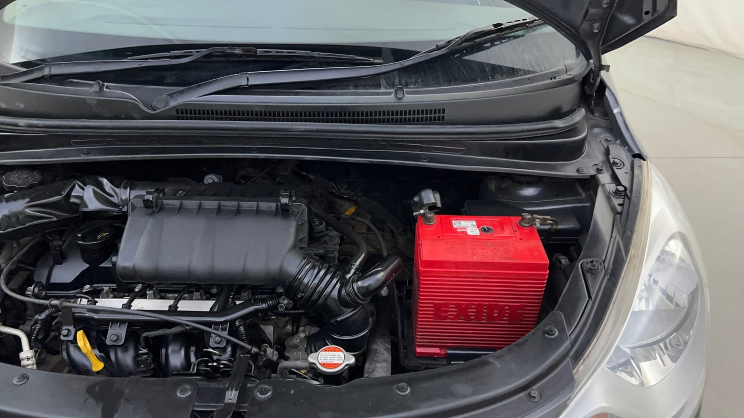 Used 2013 Hyundai i10 Sportz 1.2 Kappa2 Petrol Manual engine ENGINE LEFT SIDE HINGE & APRON VIEW