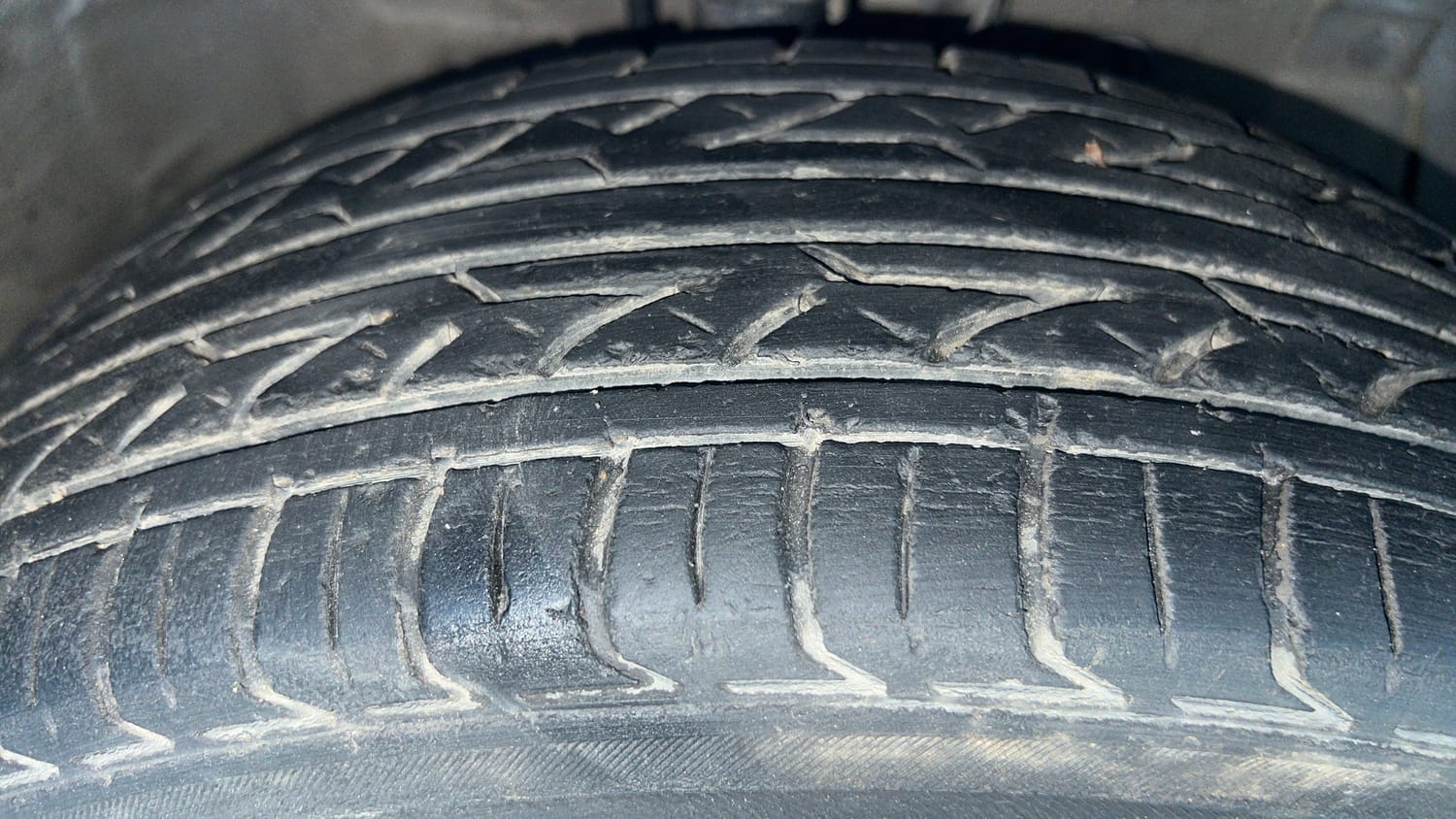 Used 2015 Maruti Suzuki Swift ZXi Petrol Manual tyres RIGHT FRONT TYRE TREAD VIEW