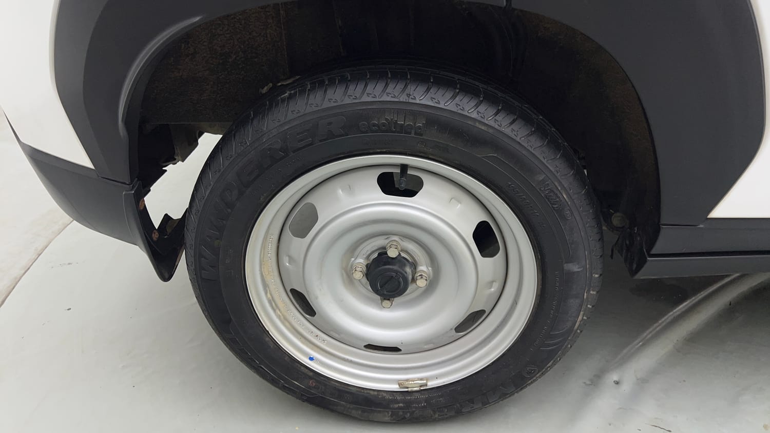 Used 2024 Nissan Magnite XE Petrol Manual tyres RIGHT REAR TYRE RIM VIEW