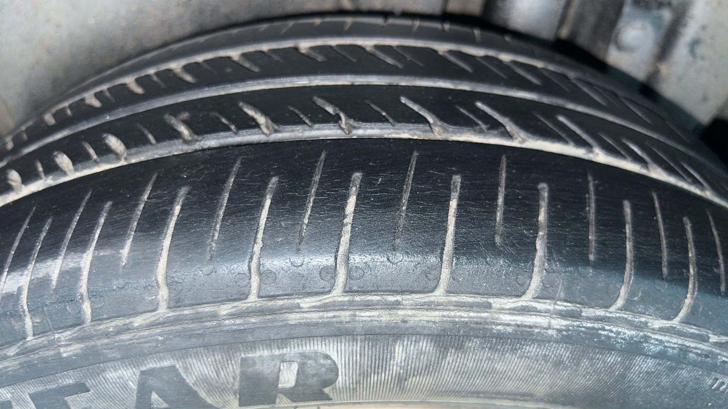Used 2014 Maruti Suzuki Swift ZXi Petrol Manual tyres LEFT REAR TYRE TREAD VIEW