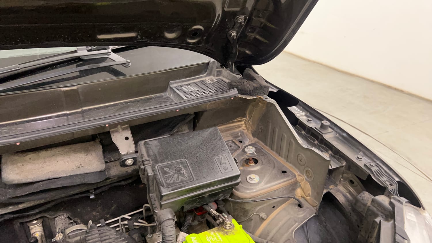 Used 2021 Renault Kwid CLIMBER 1.0 (O) Petrol Manual engine ENGINE LEFT SIDE HINGE & APRON VIEW