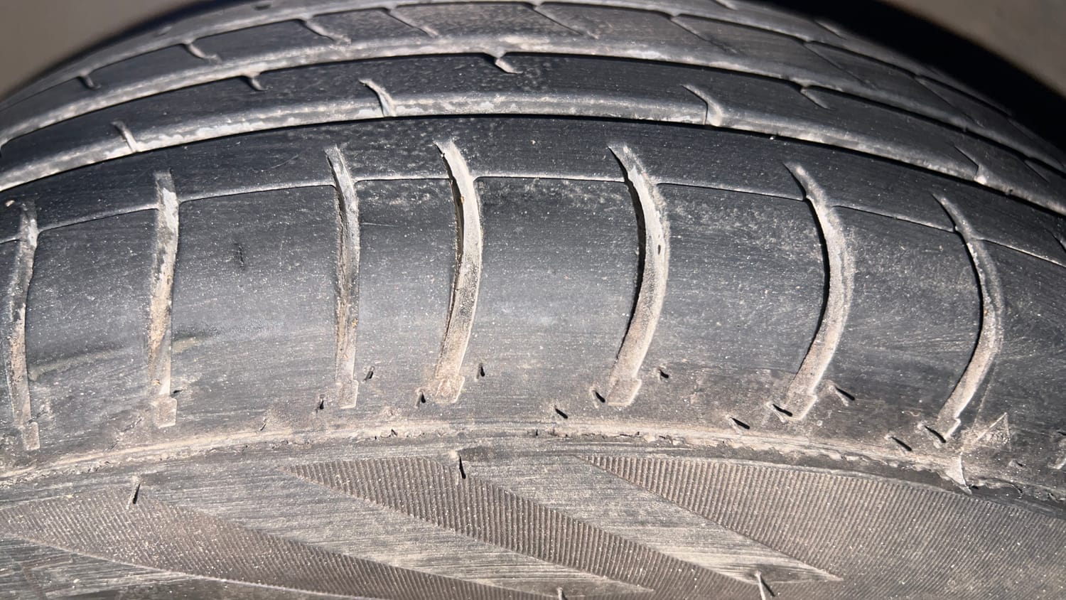 Used 2013 Hyundai i10 Sportz 1.2 Kappa2 Petrol Manual tyres LEFT FRONT TYRE TREAD VIEW