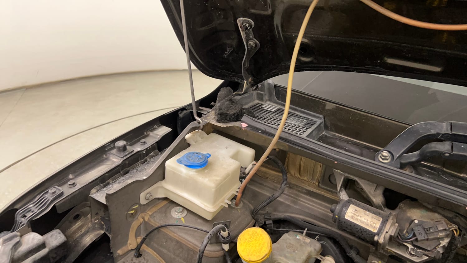 Used 2021 Renault Kwid CLIMBER 1.0 (O) Petrol Manual engine ENGINE RIGHT SIDE HINGE & APRON VIEW