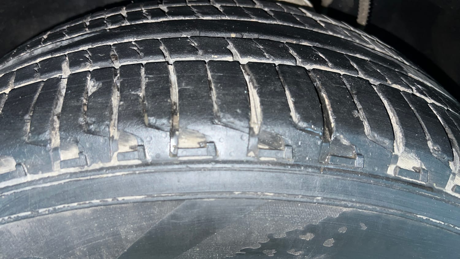 Used 2023 Mahindra Scorpio N Z8 Petrol AT 7 STR Petrol Automatic tyres LEFT FRONT TYRE TREAD VIEW