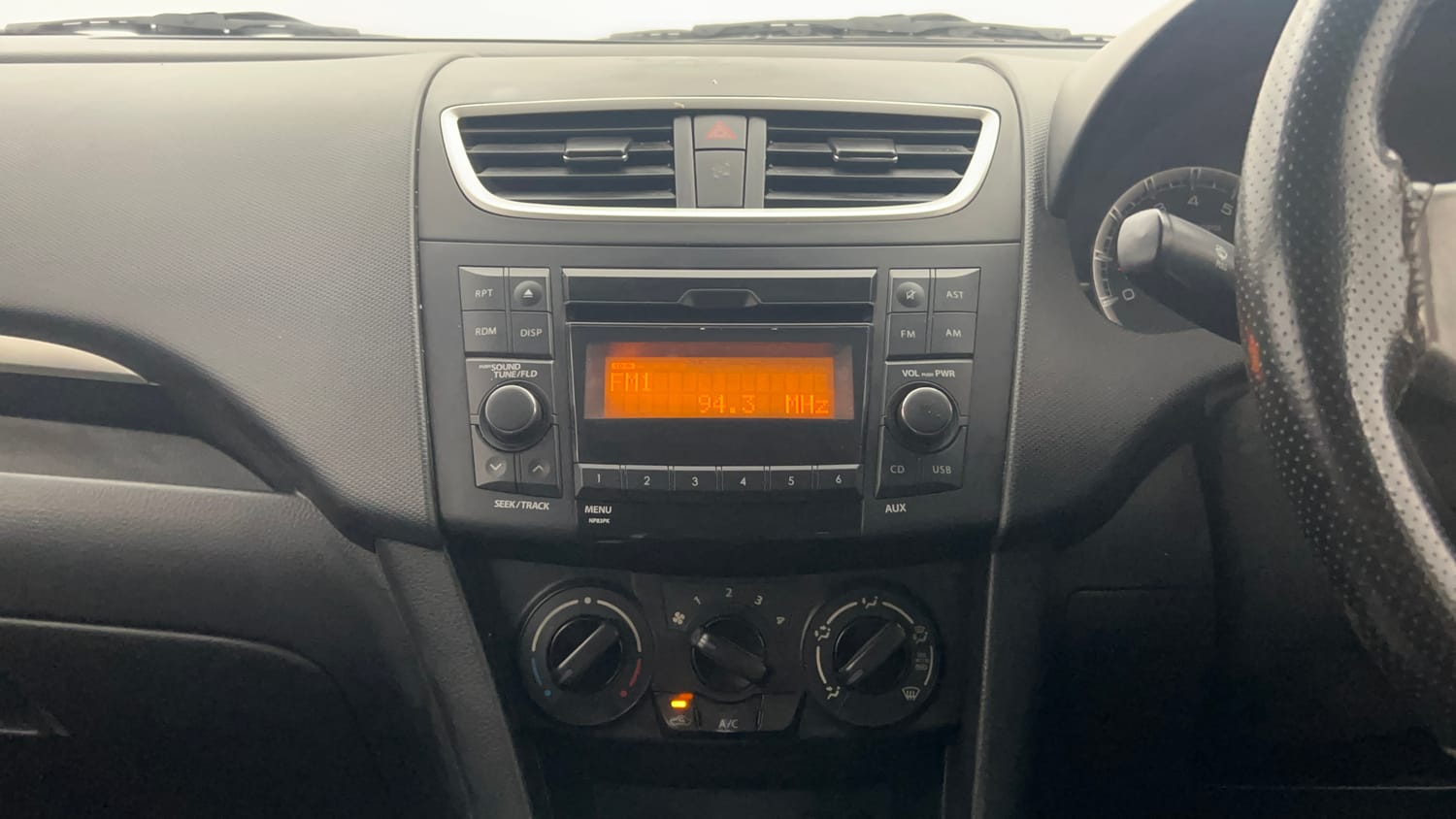 Used 2016 Maruti Suzuki Swift VXi Petrol Manual interior MUSIC SYSTEM & AC CONTROL VIEW