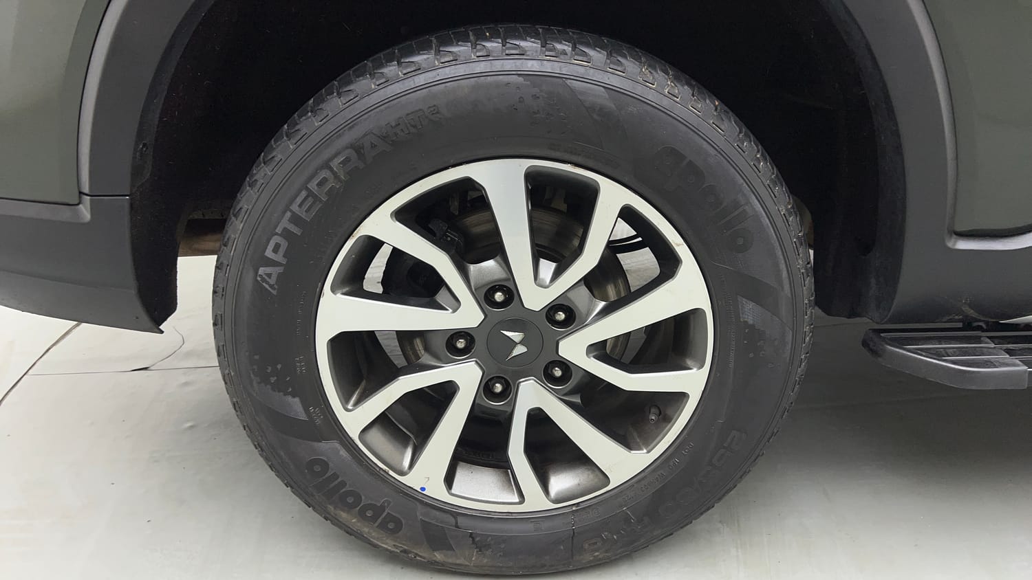 Used 2023 Mahindra Scorpio N Z8 Petrol AT 7 STR Petrol Automatic tyres RIGHT REAR TYRE RIM VIEW