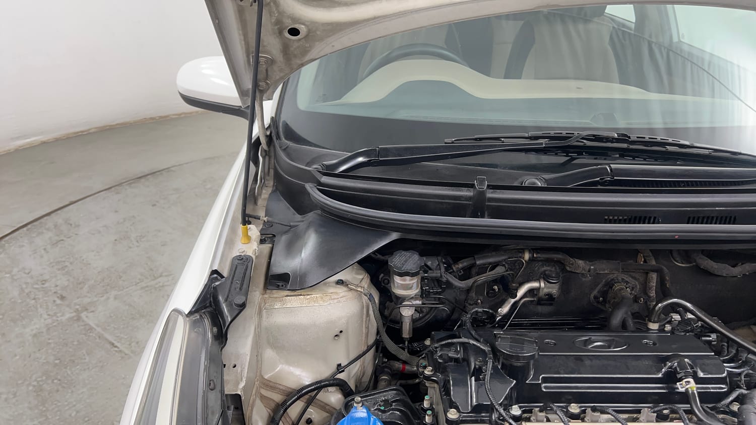 Used 2017 Hyundai Elite i20 Magna 1.2 Petrol Manual engine ENGINE RIGHT SIDE HINGE & APRON VIEW