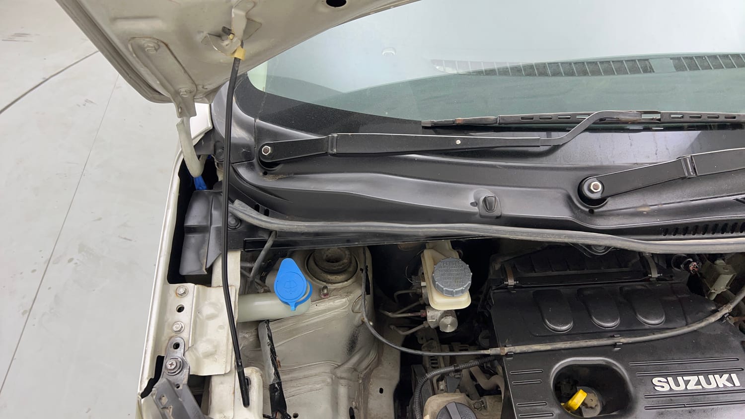 Used 2013 Maruti Suzuki Wagon R VXI Petrol Manual engine ENGINE RIGHT SIDE HINGE & APRON VIEW
