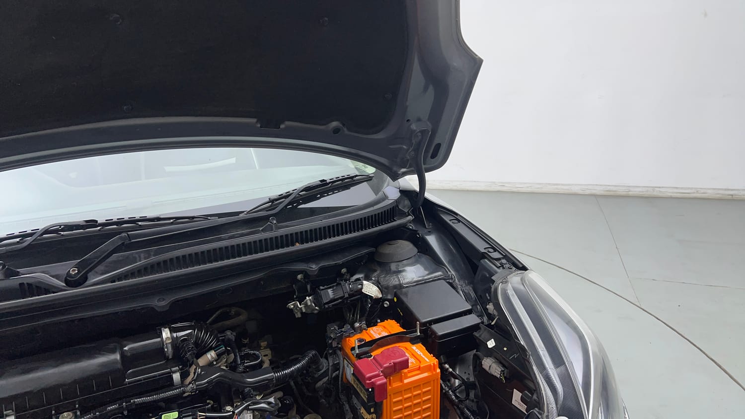Used 2021 Maruti Suzuki Baleno Delta Petrol Manual engine ENGINE LEFT SIDE HINGE & APRON VIEW