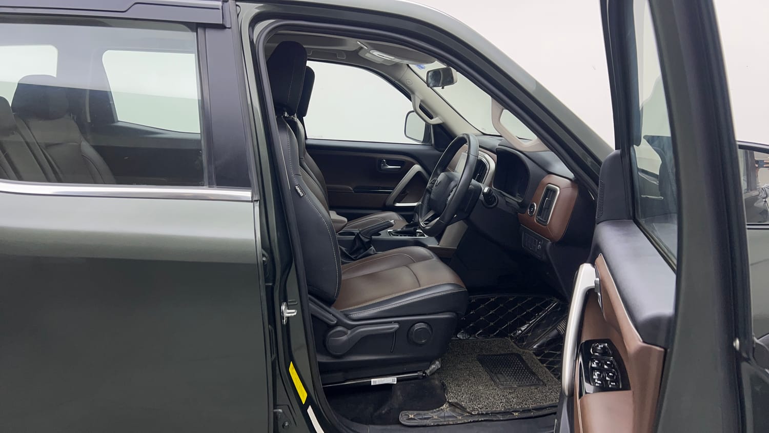 Used 2023 Mahindra Scorpio N Z8 Petrol AT 7 STR Petrol Automatic interior RIGHT SIDE FRONT DOOR CABIN VIEW