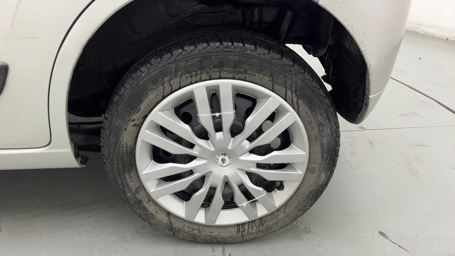 Used 2013 Maruti Suzuki Wagon R VXI Petrol Manual tyres LEFT REAR TYRE RIM VIEW