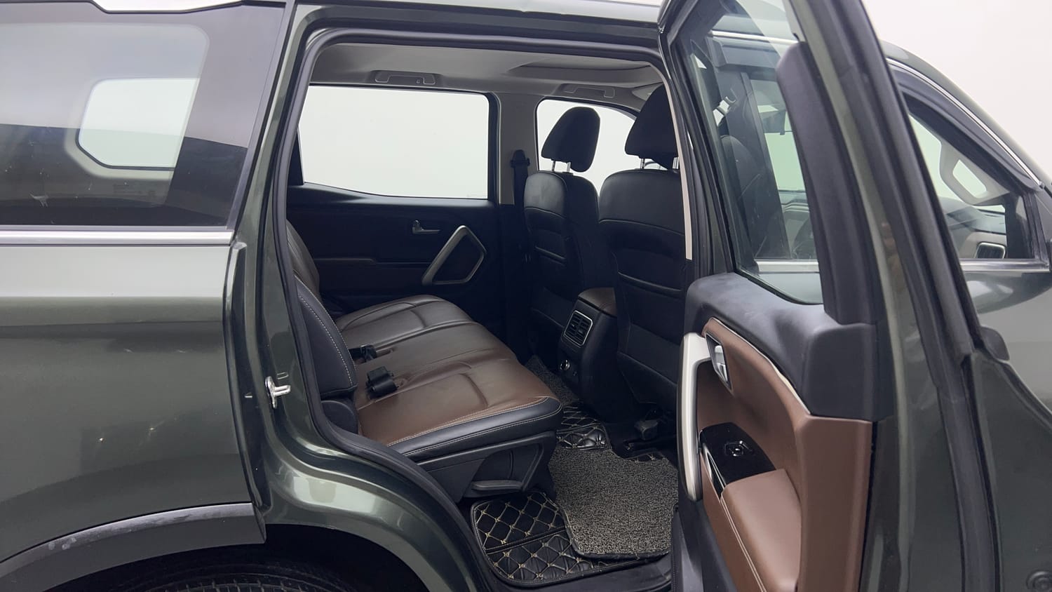 Used 2023 Mahindra Scorpio N Z8 Petrol AT 7 STR Petrol Automatic interior RIGHT SIDE REAR DOOR CABIN VIEW