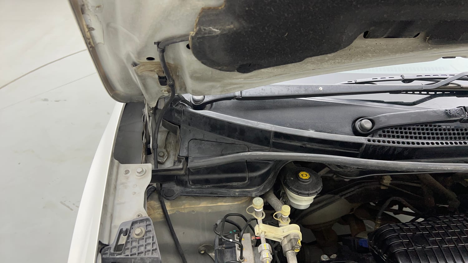Used 2017 Honda WR-V S MT Petrol Petrol Manual engine ENGINE RIGHT SIDE HINGE & APRON VIEW
