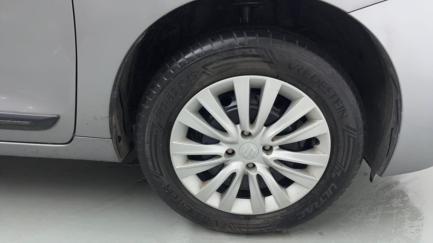 Used 2021 Maruti Suzuki Baleno Delta Petrol Manual tyres RIGHT FRONT TYRE RIM VIEW