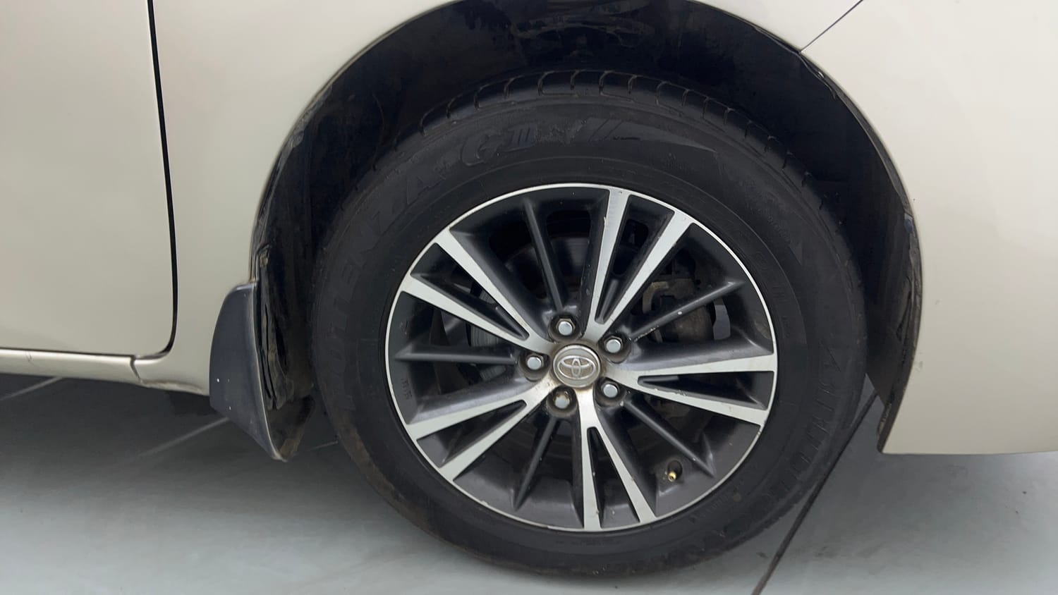 Used 2017 Toyota Corolla Altis VL CVT Petrol Petrol Automatic tyres RIGHT FRONT TYRE RIM VIEW