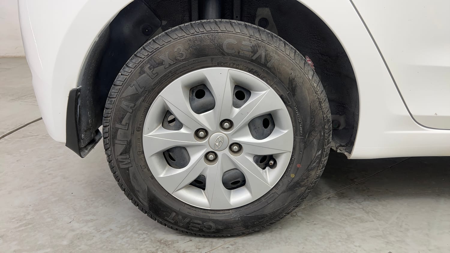 Used 2017 Hyundai Elite i20 Magna 1.2 Petrol Manual tyres RIGHT REAR TYRE RIM VIEW