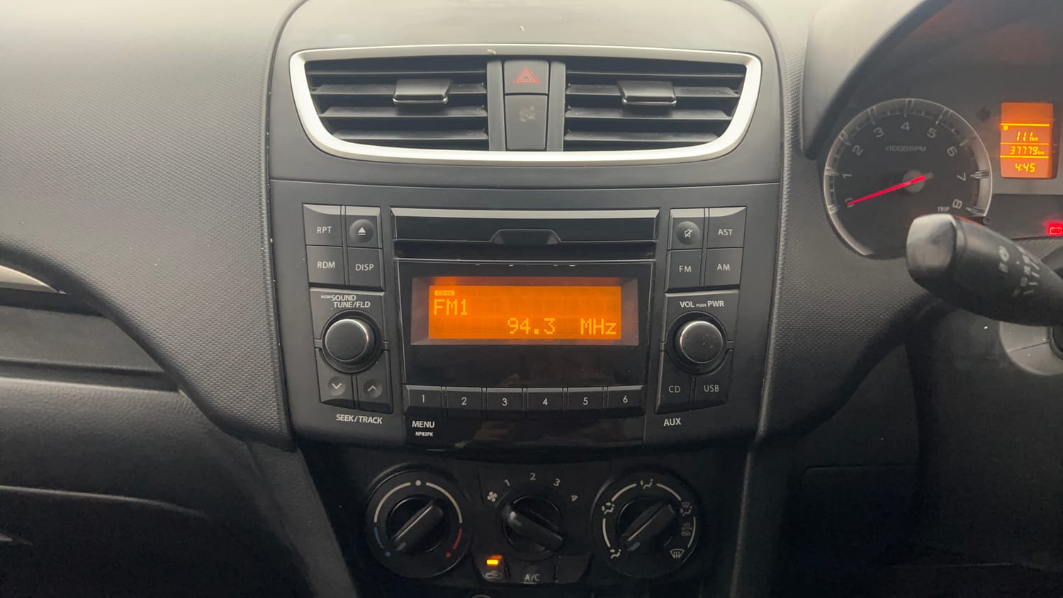 Used 2016 Maruti Suzuki Swift VXi Petrol Manual top_features Integrated (in-dash) music system