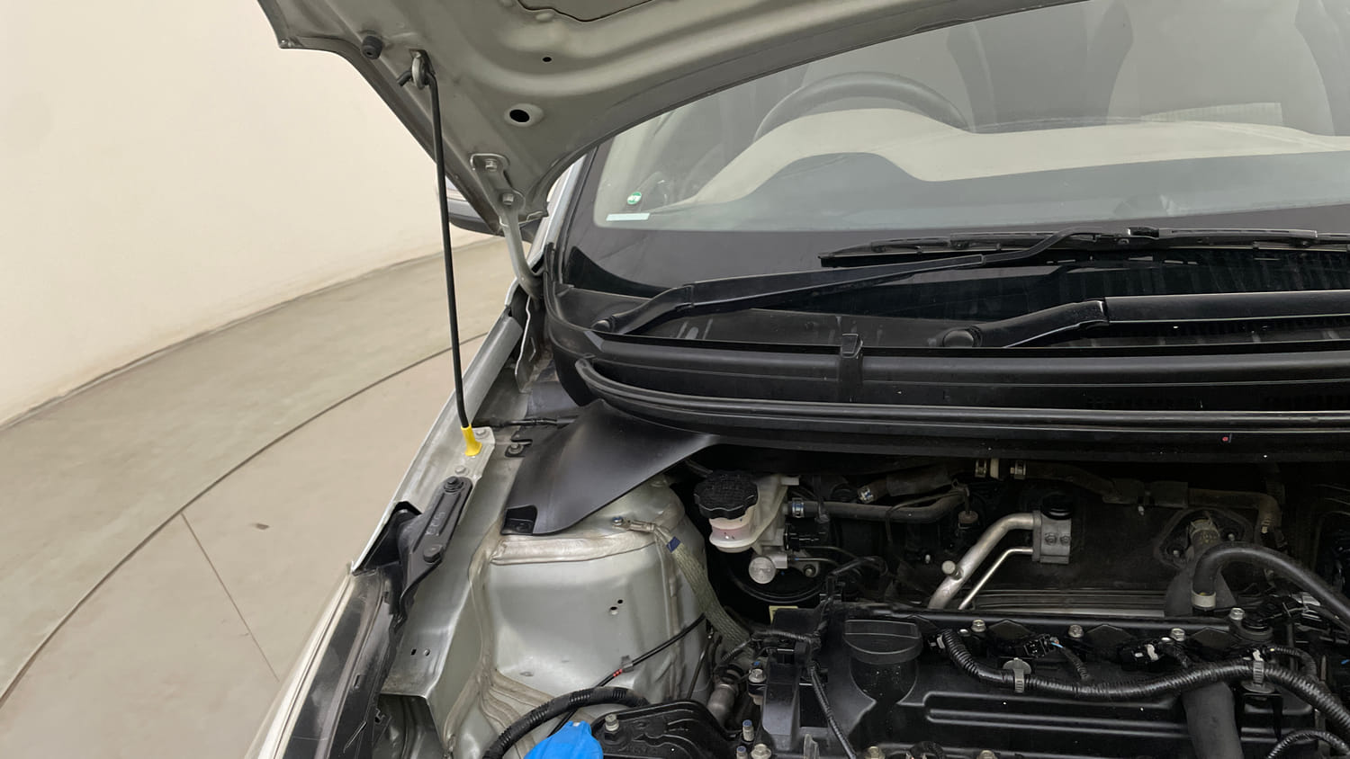 Used 2019 Hyundai Elite i20 Sportz Plus 1.2 Petrol Manual engine ENGINE RIGHT SIDE HINGE & APRON VIEW