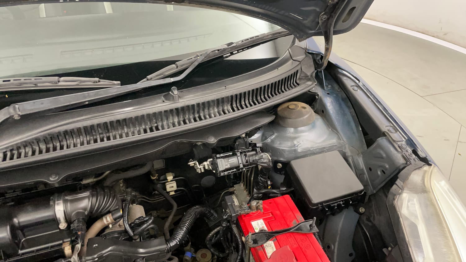 Used 2017 Maruti Suzuki Baleno Delta 1.2 Petrol Manual engine ENGINE LEFT SIDE HINGE & APRON VIEW