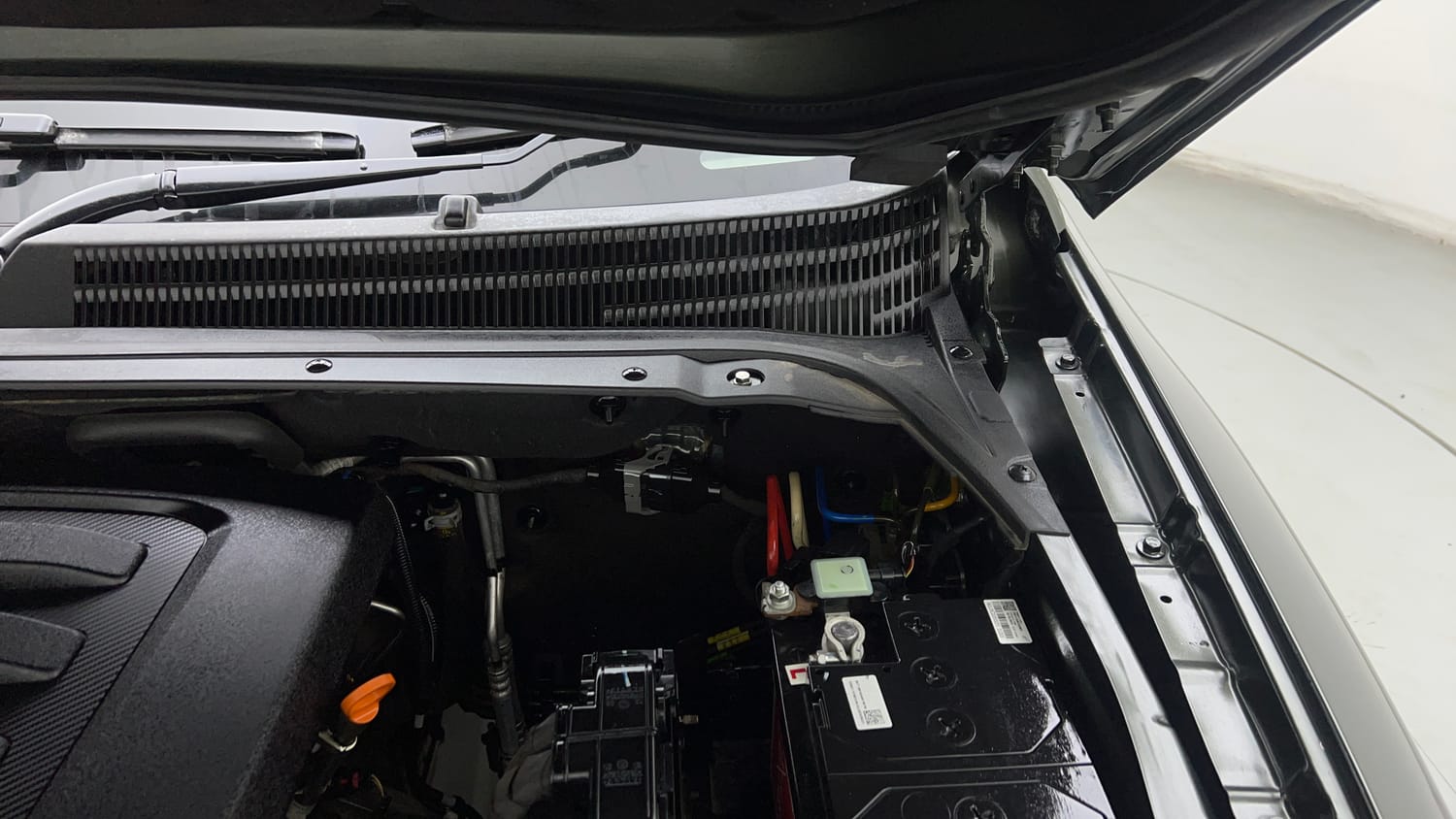 Used 2023 Mahindra Scorpio N Z8 Petrol AT 7 STR Petrol Automatic engine ENGINE LEFT SIDE HINGE & APRON VIEW