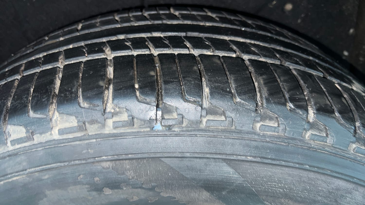 Used 2023 Mahindra Scorpio N Z8 Petrol AT 7 STR Petrol Automatic tyres LEFT REAR TYRE TREAD VIEW