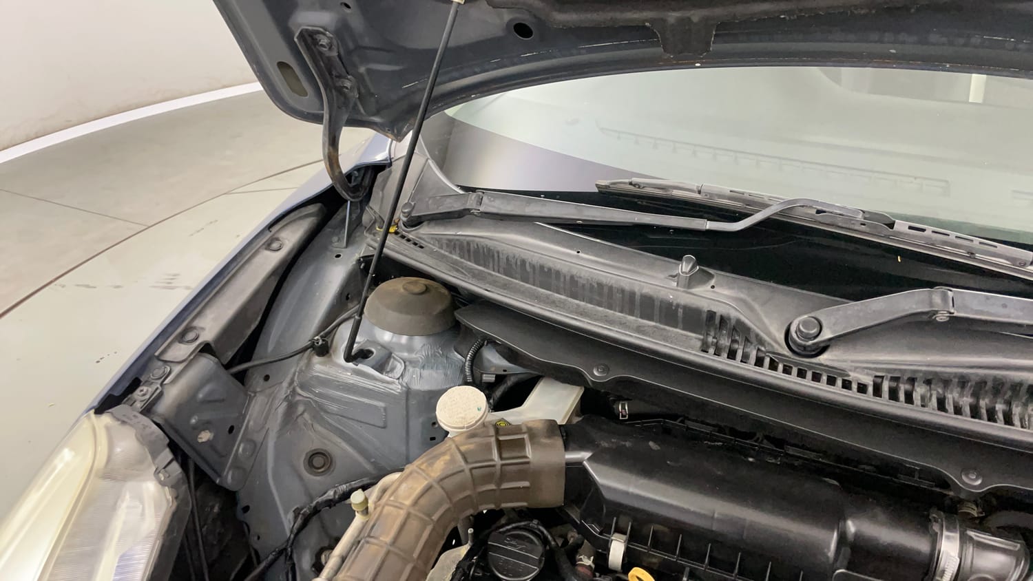 Used 2017 Maruti Suzuki Baleno Delta 1.2 Petrol Manual engine ENGINE RIGHT SIDE HINGE & APRON VIEW
